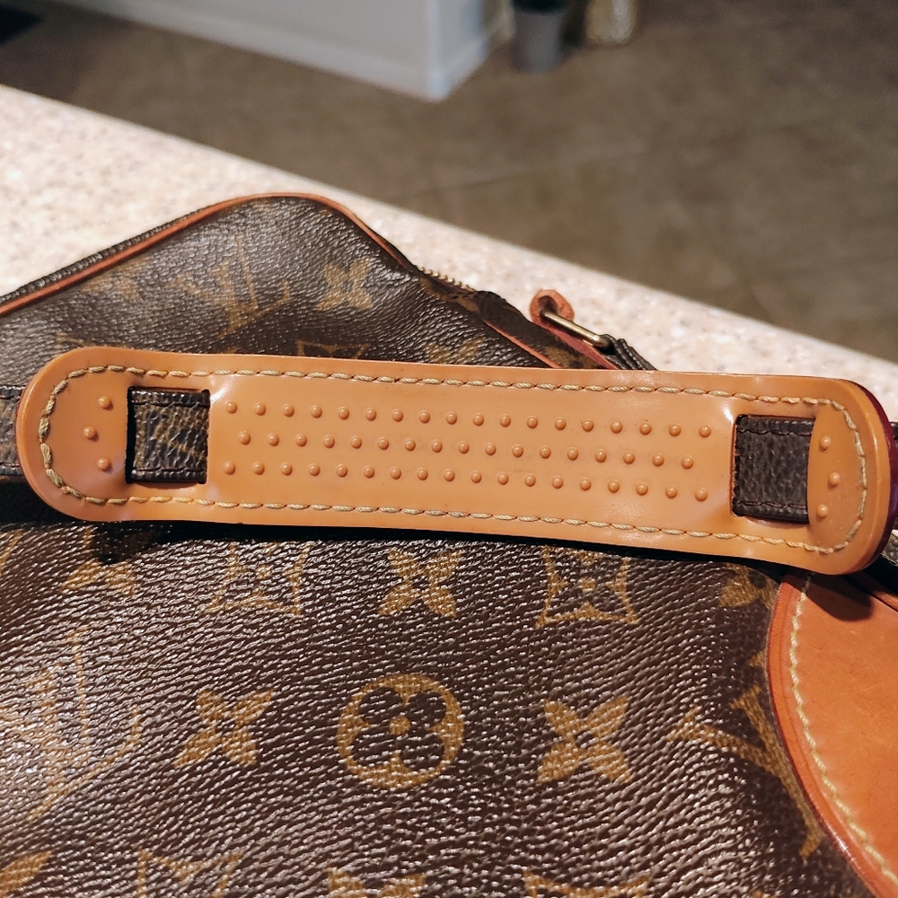 Louis Vuitton Brown Monogram Womens/Mens Bag. - Picture 9 of 13
